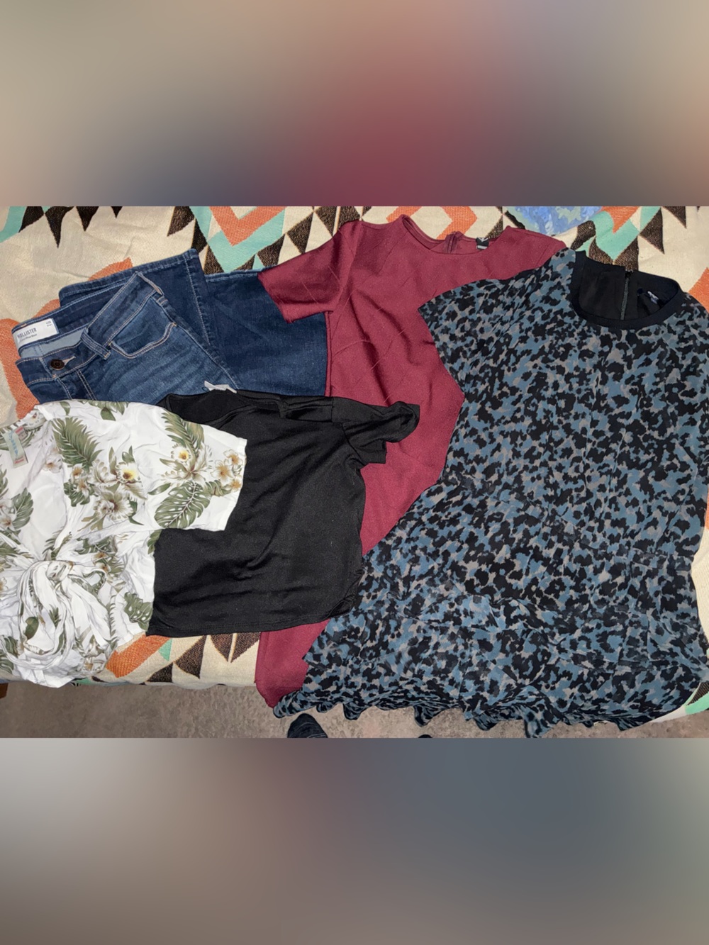Hollister Low Rise Boot Cut Jeans 28S, winter clothing bundle size Small, dress